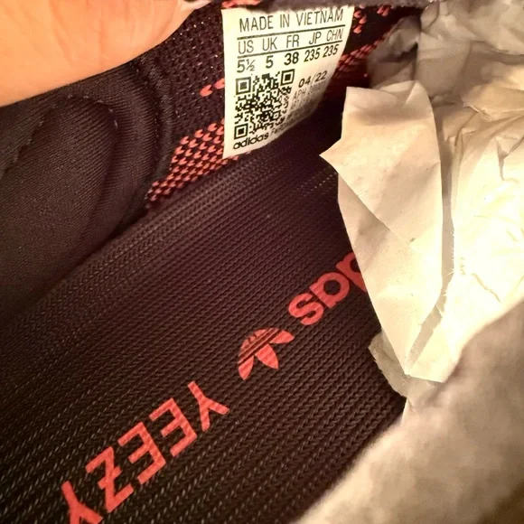 Yeezy Black and Red Interior Detail - Picture 4 of 10